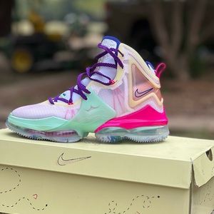 Nike Lebron James 19 / Valentines Day Space Jam basketball shoes